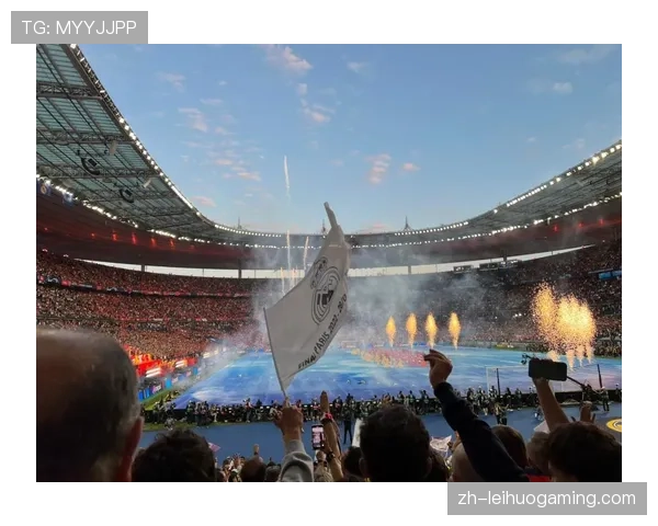 特写镜头:看台上皇马小球迷高举“我们是冠军”标语,庆祝第38个联赛冠军